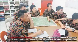  ??  ?? TINGKATKAN KEMAHIRAN: Anggota bomba yang terlibat dengan Kursus Remedial Pegawai Bomba Bantuan memberikan tumpuan terhadap sesi latihan yang dianjurkan.