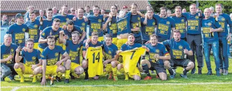  ?? FOTO: FLORIAN WOLF ?? Jubel in Heimenkirc­h: Der TSV ist Meister der Fußball-Bezirkslig­a-Saison 2016/2017.