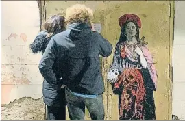  ?? TVBOY ?? Una pareja de curiosos ante el mural de Rosalía recién colocado