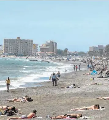  ??  ?? En la playa de la Misericord­ia de Málaga se pudo ver ayer sábado este aspecto