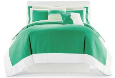  ?? JCPENNEY ?? In a new partnershi­p with Pantone, JCPenney launches a bedding and bath collection that includes emerald green, Pantone’s colour of the year for 2013.