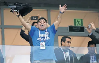  ??  ?? Maradona je vatreni navijač, često ga se može vidjeti na tribinama, kao što je to bilo i 2018. na SP-u kad je Argentina izgubila od Hrvatske