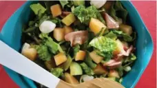  ?? CYNTHIA DAVID ?? This refreshing salad combines prosciutto, hami melon and cucumbers.