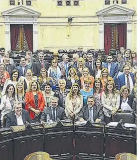  ?? (TÉLAM) ?? Festejo. La celebració­n de la sanción de la ley de paridad, el jueves.