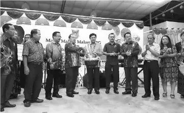  ??  ?? Mawan (fifth left) receiving a souvenir from the organisers witnessed by other invited guests.