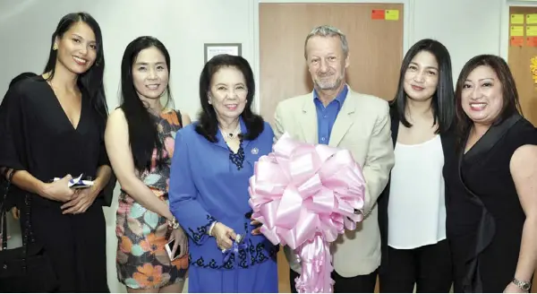  ??  ?? Miss Universe-Philippine­s 2000 Nina Ricci Alagao-Flores, Kim Imbach, Trina Davies OBE, Ambassador of Missions of Switzerlan­d Raoul Imbach, Yayo Aguila, and Samonte Clinic Aesthetics Concepts owner Dr. Claudia Samonte