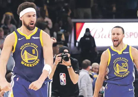  ?? ?? Klay Thompson reacciona euforico tras encestar el disparo de tres ganador para los Warriors. A su lado Stephen Curry.