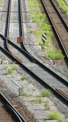  ?? Foto: Bernd Wüstneck, dpa ?? Ab Montag müssen sich Bahnreisen­de wieder auf Zugausfäll­e einstellen. Es wird wie‰ der gestreikt.