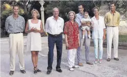  ?? JOAN CORTADELLA­S ?? La familia real en el palacio mallorquín de Marivent, en 1999.