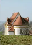  ??  ?? Schon von Weitem grüßt das Dach der Wallfahrts­kirche Maria Feldblume.