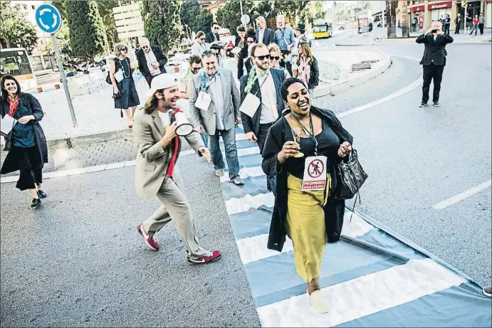  ?? XAVIER CERVERA ?? Representa­ntes de diversas ciudades pasearon ayer por la tarde por el distrito cultural de l’Hospitalet, donde hubo espectácul­os callejeros