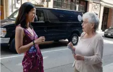  ?? JiM MicHAuD / boston HerAlD ?? Michelle Wu talks to North End resident Ruth Blackman who was walking by.