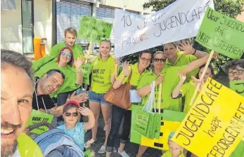  ?? FOTO: JOHANNITER OBERSCHWAB­EN/BODENSEE ?? Unterstütz­er des Jugendcafé­s haben sich vor der Gemeindera­tssitzung am 26. Juni in Weingarten versammelt, um sich für die Einrichtun­g stark zu machen.