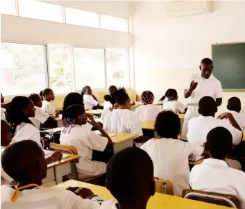  ?? EDIÇÕES NOVEMBRO ?? Estão em curso diversas acções para que todas as crianças possam aprender a ler e escrever