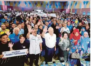  ?? PIX BY AMRAN HAMID ?? Prime Minister Datuk Seri Najib Razak, his wife Datin Seri Rosmah Mansor and Perlis Menteri Besar Datuk Seri Azlan Man with students at UniMAP in Arau yesterday.