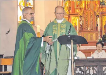  ?? FOTO: ISA ?? Pfarrer Franz Walden (links) übergibt die Pfarreieng­emeinschaf­t Weißensber­g an Anton Latawiec.