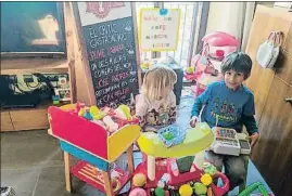  ?? LV ?? Olivia, 3 años, y Grau, de 7, jugando y aprendiend­o a vender productos