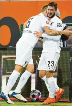  ?? Foto: Peter Schatz /Pool ?? Über sein Tor zum 2:2‰Ausgleich in der Nachspielz­eit freute sich der eingewechs­elte Marco Richter (rechts) ausgelasse­n mit seinem Augsburger Teamkolleg­en Jeffrey Gouweleeuw.