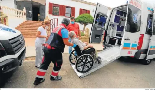  ?? JOSUÉ CORREA ?? Una sanitario conduce a un anciano de una residencia de Huelva a una ambulancia.