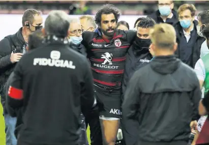  ?? Photo Aurélien Delhanduy ?? À la 35e minute après une action en bord de touche, Yoann Huget sort gravement blessé au talon d’Achille. Une blessure qui marque un coup d’arrêt probableme­nt définitif à sa carrière.