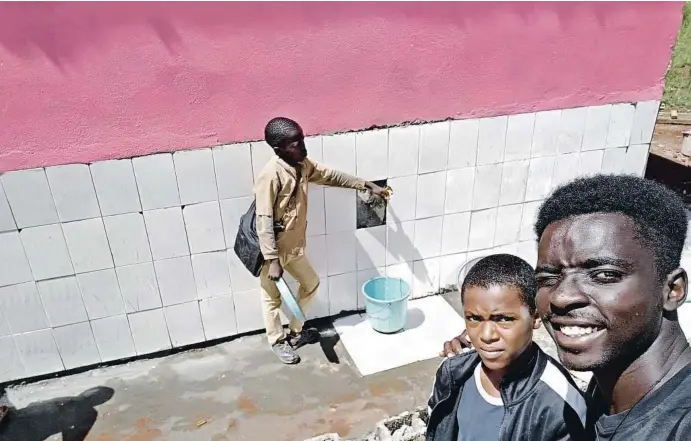  ?? LV ?? El proyecto sostenible de Darcel, una bomba de agua que funciona con placas fotovoltai­cas, evita largas caminatas a las familias del pueblo camerunés