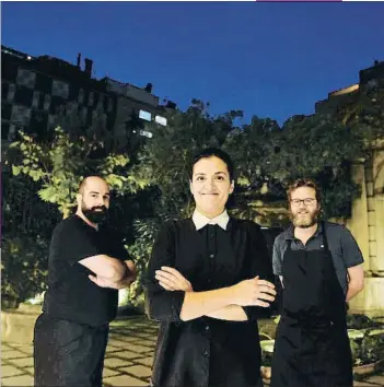  ??  ?? Un piso de lujo A la izquierda, la coctelería. A la derecha el equipo: Susana Krcivoj, jefa de sala, flanqueada del jefe de cocina, Jaime Tejedor, y de Rafa Peña, asesor. Abajo, el jardín que se ve desde el comedor y un reservado en la coctelería.