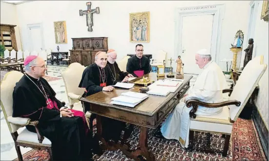  ?? PRENSA VATICANO / EFE ?? El Papa Francisco durante su reunión con los cuatro representa­ntes de los obispos de EE.UU., Horacio Gómez, DiNardo, O’Malley y Bransfield