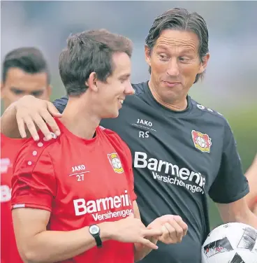  ?? FOTO: IMAGO ?? Gute Laune: Bayer Leverkusen­s Trainer Roger Schmidt (rechts) mit Robbie Kruse.