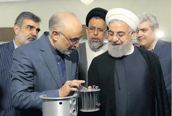  ??  ?? Präsident Hassan Rohani mit seinem Atomchef Aki Akbar Salehi (links vorn) bei einem „Nukleartec­hnologie-Tag“im April in Teheran.