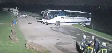  ?? FOTO: ANC NEWS DUISBURG ?? Der Bus musste von einem Spezialunt­ernehmen von der Deichkante gezogen werden. Der Fahrer war vor der gesperrten A 40 abgefahren.