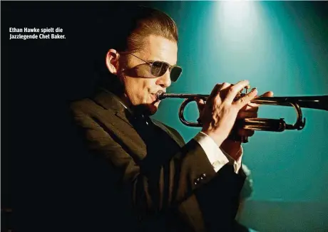  ??  ?? Ethan Hawke spielt die Jazzlegend­e Chet Baker.