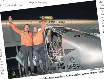  ?? JEAN REVILLARD / AFP ?? El piloto B. Piccard (derecha) junto al copiloto A. Borchberg, tras el aterrizaje