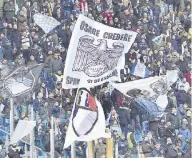  ?? Ansa ?? Curva Nord Da anni Lotito è in lotta con gli ultras