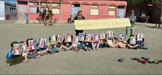  ??  ?? Dans la cour de l’école, les enfants ont passé le message !