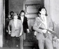  ??  ?? HISTÓRICA foto que muestra a Allende con casco, durante el asalto al Palacio de la Moneda, poco antes de suicidarse.