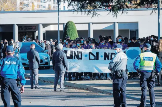  ?? TI-PRESS ?? In prima fila ieri al cimitero gli ex compagni di squadra del giovane di Soragno, con uno striscione a lui dedicato