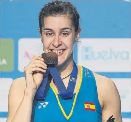  ?? FOTO: EFE ?? Carolina Marín besa el oro europeo conquistad­o el domingo en Huelva