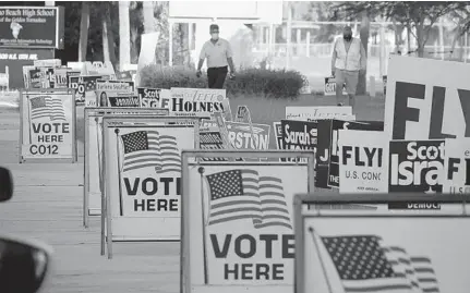  ?? JOE CAVARETTA/SOUTH FLORIDA SUN SENTINEL ?? Signs for the polling place, and candidates, in the Democratic and Republican primaries and nonpartisa­n elections open to all voters were visible at the Emma Lou Olson Civic Center in Pompano Beach on Tuesday.