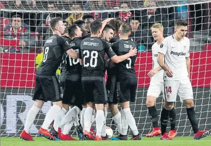  ?? FOTO: AP ?? Los jugadores del Slavia celebran el tanto del empate ante la frustració­n de Kjaer y Wöber