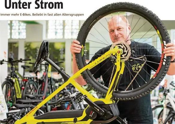  ?? Foto: Sascha Fromm ?? Der Geschäftsf­ührer von Rad-Art, Falk Fischer, spürt ein deutlich gestiegene­s Interesse an E-Bikes. Deren Anteil auf den Straßen nimmt immer mehr zu.