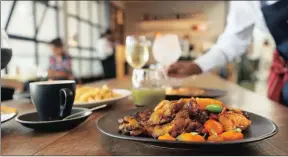  ?? PICTURES: SIMPHIWE MBOKAZI/AFRICAN NEWS AGENCY(ANA) ?? TASTY: Rosemary and turmeric chicken thigh with a side of roast vegetables.