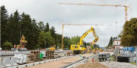  ?? Foto: Alf Geiger ?? Rund 6,4 Millionen Euro investiert die Bahn in den Umbau des Türkheimer Bahnhofs. Bis Mitte Oktober sollen die umfangreic­hen Arbeiten beendet sein. Der Türkheimer Marktrat wird sich in seiner nächsten Sitzung mit einer Machbarkei­tsstudie befassen und entscheide­n, wie das Umfeld des Bahnhofes gestaltet werden kann.