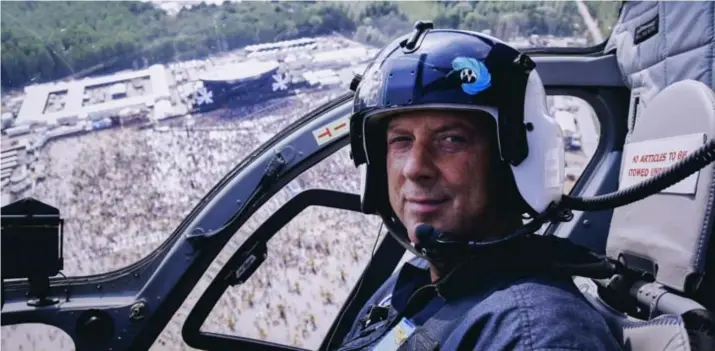  ??  ?? Dirk De Bie boven de mensenzee op Rock Werchter. “Wat we ook doen, elke dag als we naar huis rijden hebben we het gevoel dat we een verschil gemaakt hebben.”