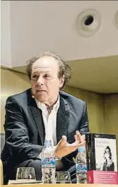  ?? LLUCIÀ RAMIS ?? Berta Isla L’escriptor Javier Marías va presentar la seva novel·la a l’auditori de la Biblioteca Jaume Fuster, i quan va acabar en va dedicar exemplars. Això no és Amèrica David Guzman, Jordi Puntí i Maria Bohigas presenten la novel·la de Puntí a la...