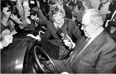  ?? DPA-BILD: WEIHS ?? Bild aus besseren Zeiten: Der damalige Kanzler Helmut Kohl testet 1989 auf der Cebit ein Autotelefo­n.