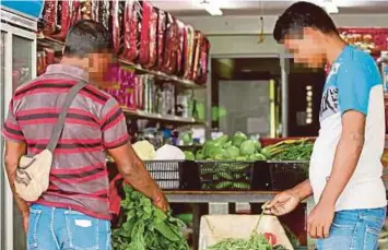  ??  ?? PENIAGA warga Bangladesh menjalanka­n perniagaan menjual sayur.
