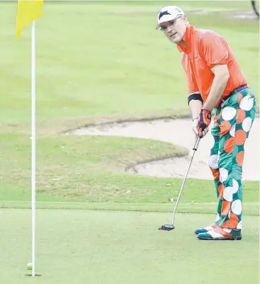  ?? Picture: JUSTIN BRIERTY ?? SOUTHS SUPPORTER: Peter Frederikse­n enjoys the golf at Woree.