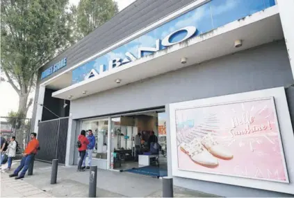  ??  ?? ► Fachada de la emblemátic­a tienda de zapatos ubicada en el centro de Concepción.