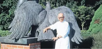  ?? FOTO: ANDREAS KUTHER/DPA ?? Auch von Arno Breker – hier 1985 in seinem Garten neben einer seiner Skulpturen – soll die Kunst stammen, die der Verstorben­e Rolf Kurt Kessler der Stadt Neuburg vermachen will.