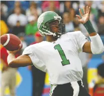  ?? JOE BRYKSA/THE CANADIAN PRESS ?? Roughrider­s quarterbac­k Henry Burris launches a pass in 2004. In high school, he threw a ball 93 yards.